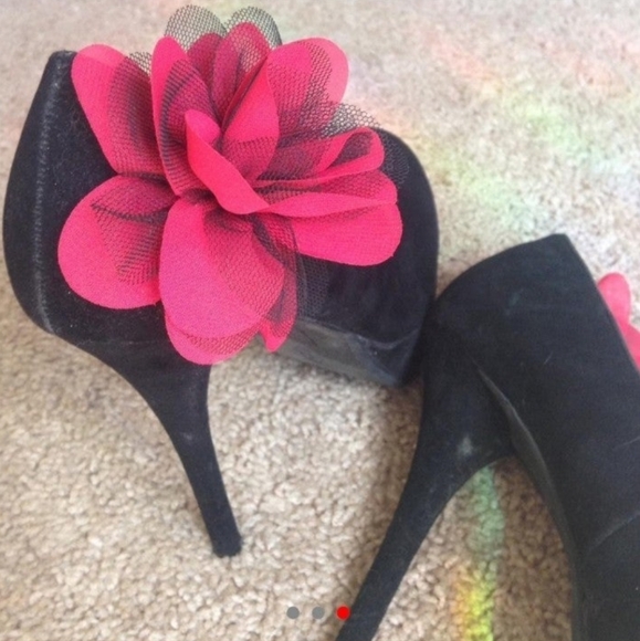 Black Velvet with red flowers platform high heels - Picture 5 of 8